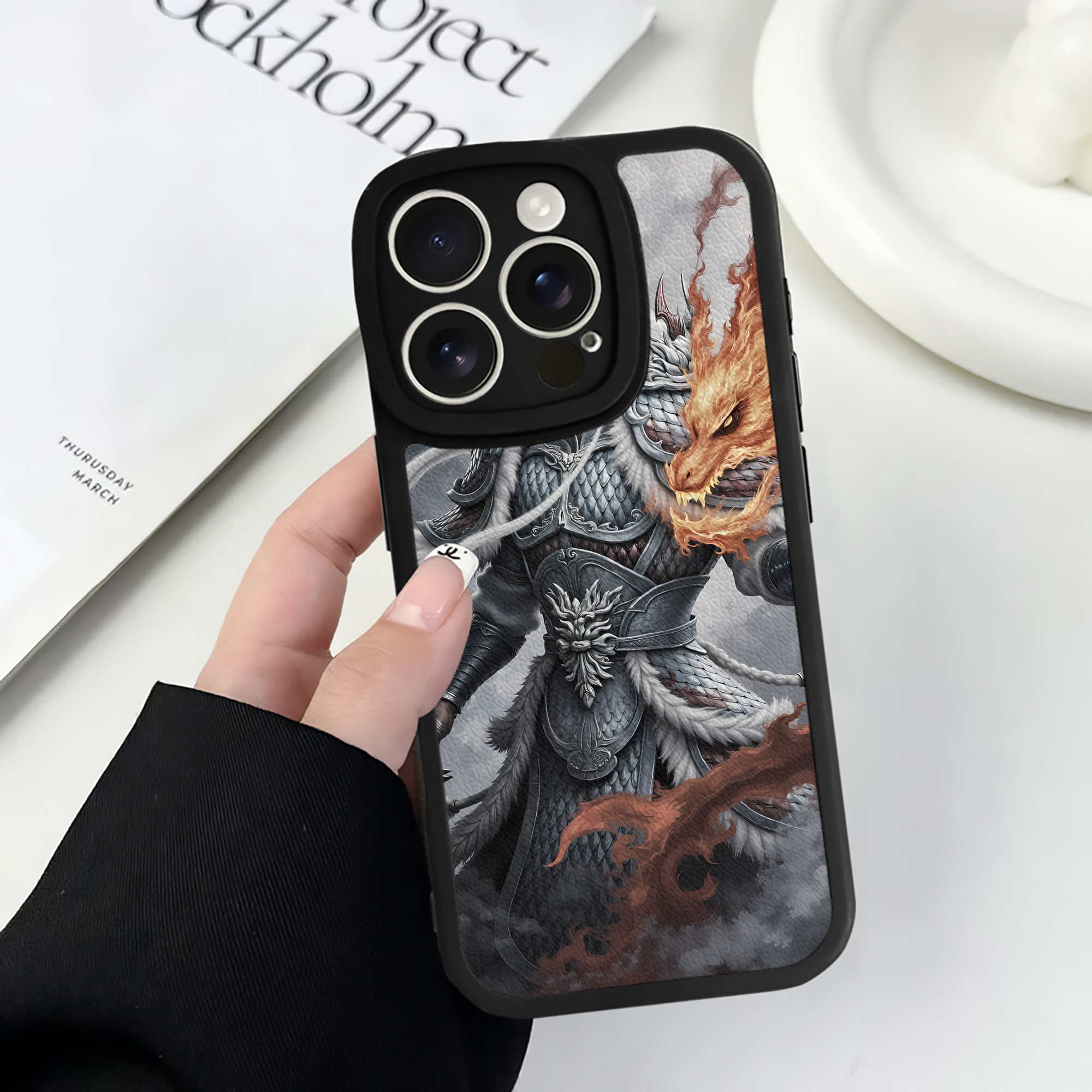（画像用） Ne Zha 2 ナタ 魔童の大暴れ 【iPhone 16シリーズ対応】シリコンスマホケース（レザー調） 材質：シリコン